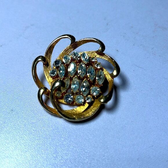 BSK Jewelry - Beautiful BSK Rhinestone Brooch